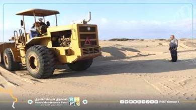 ​صندوق الطرق يواصل أعمال إزاحة الرمال من طريق المخا -عدن